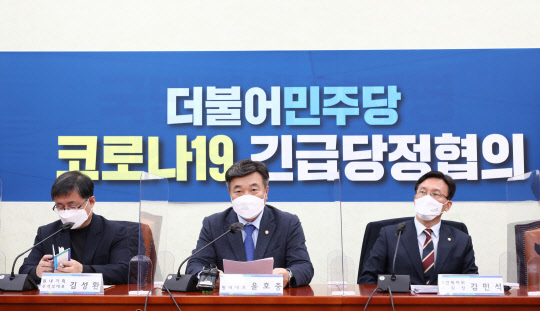 15일 윤호중 더불어민주당 원내대표가 국회에서 열린 코로나19 긴급당정협의에서 발언하고 있다. 국회사진기자단=연합뉴스.